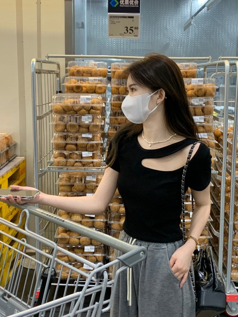 TP088 设计感镂空上衣