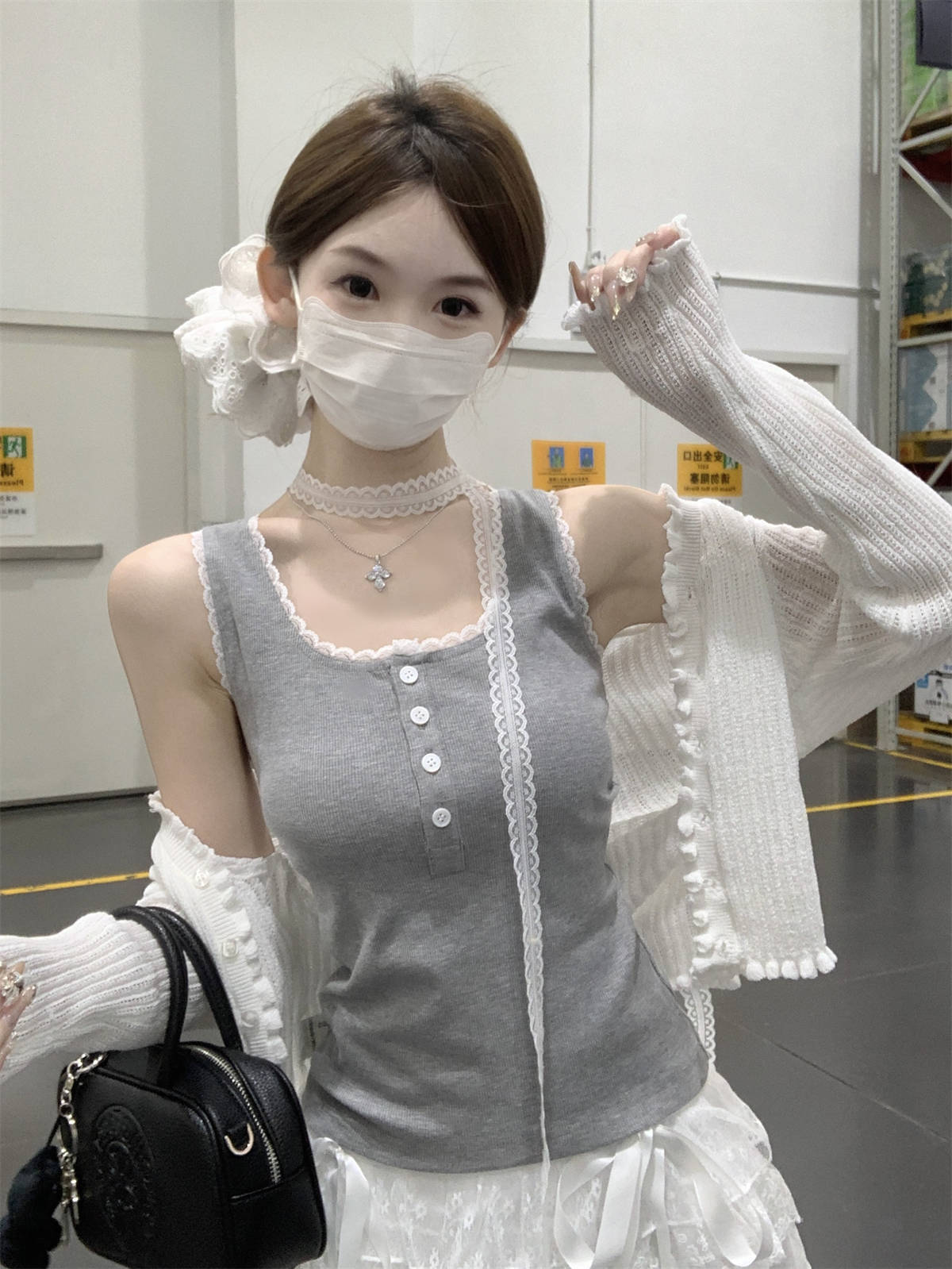 TB003 纽扣方领蕾丝边背心
