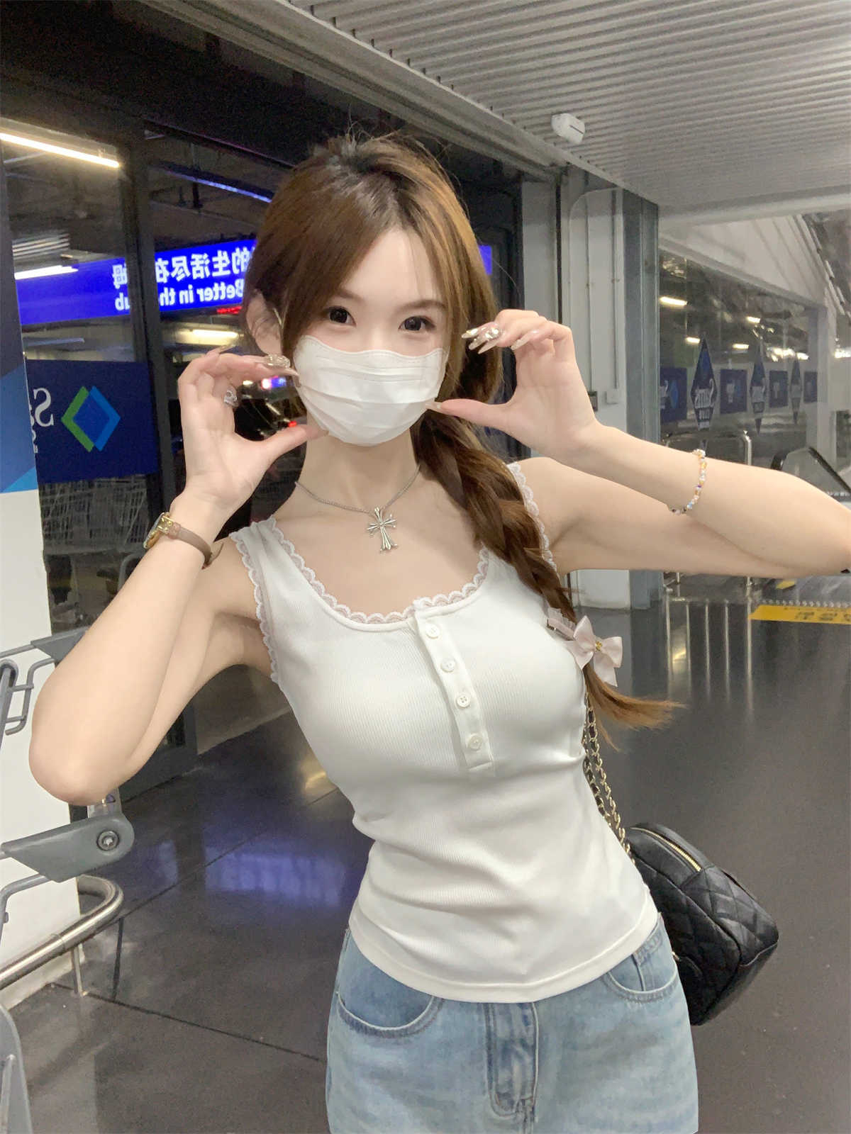 TB003 纽扣方领蕾丝边背心