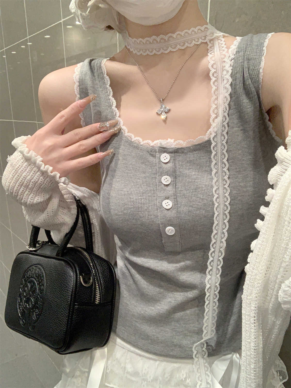 TB003 纽扣方领蕾丝边背心